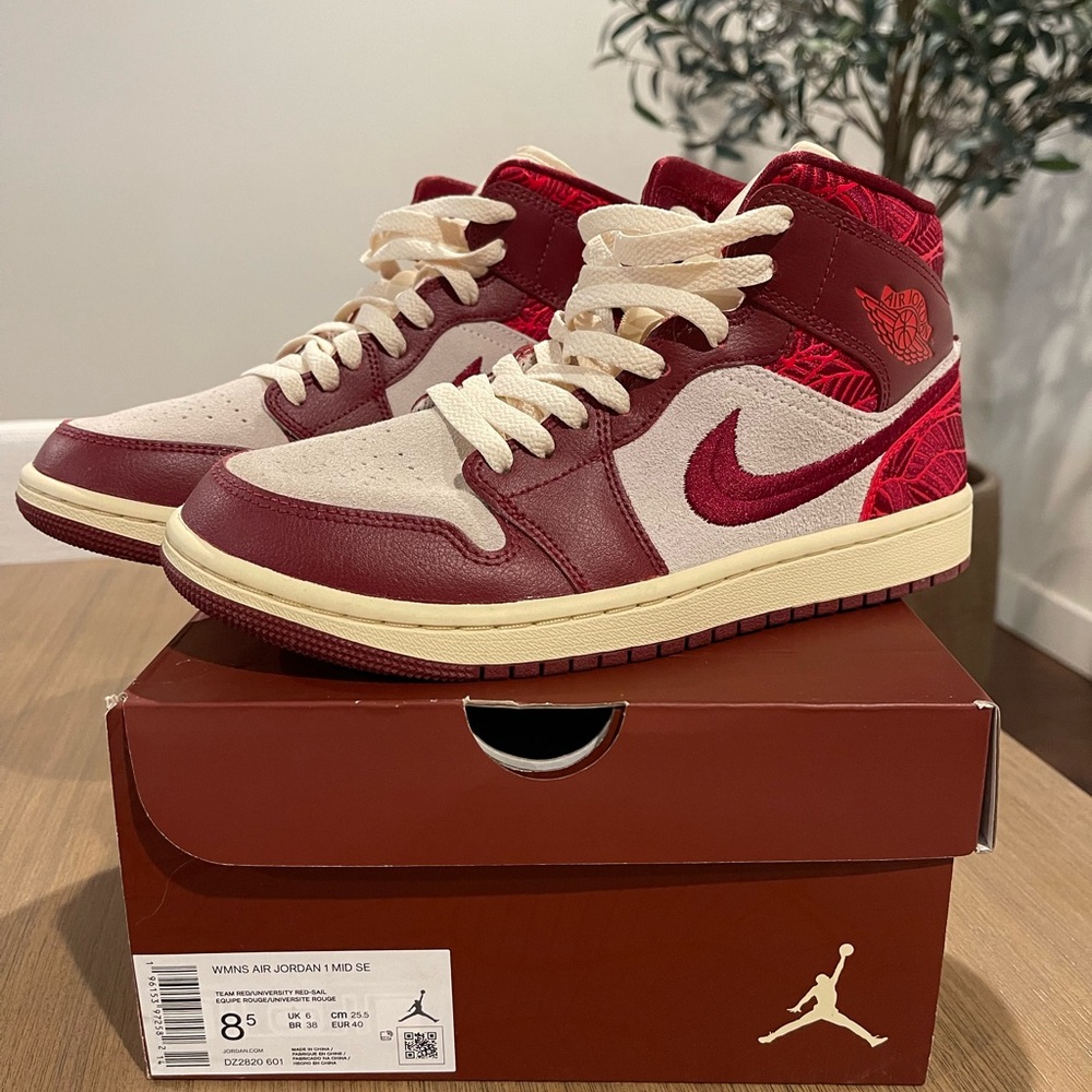 Women’s Air Jordan 1 Mid SE